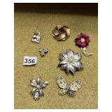 ASSORTED VTG COSTUME JEWELRY BROOCHES & PENDANTS.