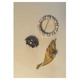 VTG COSTUME JEWELRY BROOCHES W/ RHINESTONES.