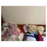 ASSORTED VINTAGE CLOTHING & TEXTILES - APPROX 25+