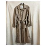 VINTAGE WOMEN'S LONDON FOG RAIN COAT , ESTIMATED