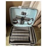ROYAL TRAVELLER VINTAGE HARD SHELL SUITCASE W/