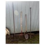 ASSORTED GARDEN TOOLS, RAKE, DIGGING FORK,