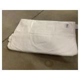 WHITE NON-WOVEN BAG W/ TEXTURED SHEETS.