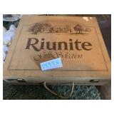 RIUNITE WOODEN GIFT BOX W/ ROPE HANDLE.