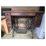 SINGER VINTAGE TREADLE SEWING MACHINE CABINET W/