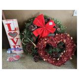 HOLIDAY DECOR LOT, WOOD LOVE SIGN, GREEN WREATH