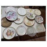 ASSORTED CERAMIC AND GLASS PLATES.