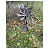 METAL GARDEN WIND SPINNER.