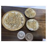 GOLD-TONE FLORAL RELIEF DECORATIVE PLATES W/