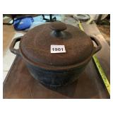 CAST IRON DUTCH OVEN W/ LID