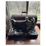 SINGER SEWING MACHINE W/ CASE.