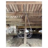 METAL HANGING BASKETS.