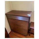 MID-CENTURY MODERN WALNUT CHEST OF DRAWERS, 34W X
