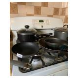ASSORTED COOKWARE INCLUDING SPECKLE WARE ROASTERS