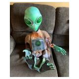 ALIEN FIGURE W/ ORANGE SUIT & DEVICE - GREEN,
