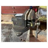 BENCH VISE - CAST IRON, SCREW CLAMP, WOODEN JAWS.