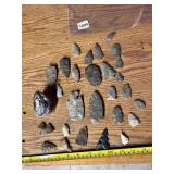 ASSORTED ARROWHEADS & STONE TOOLS COLLECTION