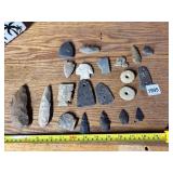 ASSORTED NATIVE AMERICAN ARROWHEADS & STONE TOOLS
