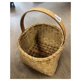 WOVEN WOOD SPLINT BASKET W/ SINGLE HANDLE.