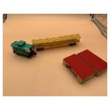TRAILER TRAIN, ATSF, GREEN CABOOSE, YELLOW