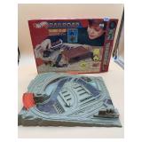 HOT WHEELS RAILROAD TRAINS-TO-GO STARTER SET, IN