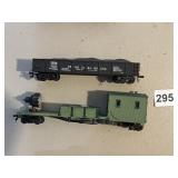 MODEL TRAIN CABOOSE, GREEN, W/ LIGHT FIXTURE,