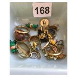 ASSORTED COSTUME JEWELRY, EARRINGS, PINS, CHARMS,
