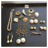 COSTUME JEWELRY ASSORTMENT: FAUX PEARL NECKLACE,