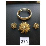 VTG GOLD-TONE JEWELRY SET, FLORAL BROOCH W/ FAUX