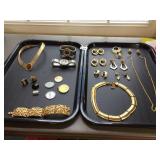 COSTUME JEWELRY ASSORTMENT: GOLD-TONE NECKLACES,
