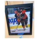 BRETT HULL AUTOGRAPHED HOCKEY PHOTOGRAPH, FRAMED.