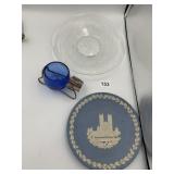 WEDGWOOD 1977 CHRISTMAS PLATE, ETCHED GLASS