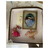 FRAMED OVAL BUTTERFLY WING ART, SMALL DOLLS,