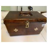 PLASTIC SEWING BOX W/ THREAD, SCISSORS, NOTIONS.
