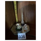 ASSORTED DECORATIVE GLASS & CRYSTAL ITEMS W/