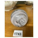 ART GLASS PAPERWEIGHT, INTERNAL WHITE AND PINK