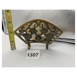BRASS FAN-SHAPED TRIVET W/ GRAPE & VINE MOTIF,