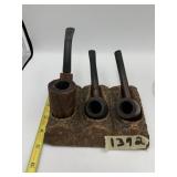VTG TOBACCO PIPE STAND W/ (3) PIPES, MOLDED LOG