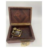 VTG WOOD MUSIC BOX, MARQUETRY LID, TEXTURED RED