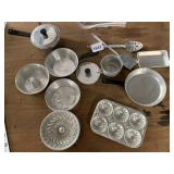 ASSORTED ALUMINUM KITCHENWARE, BAKING PANS, BUNDT