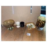 ASSORTED DECORATIVE GLASS AND CERAMIC ITEMS,