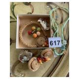 VTG STRAW HAT BROOCHES (2), STRAW BRACELET,