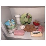 ASSORTED DECORATIVE ITEMS, CERAMIC HAT WALL