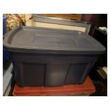 RUBBERMAID ROUGHNECK 31 GAL STORAGE BIN W/ LID.