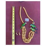 VTG PARROT BEADED NECKLACE AND EARRING SET,