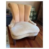 VTG SCALLOPED BACK ACCENT CHAIR, PEACH VELVET