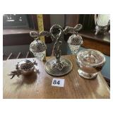 SILVER-TONE METAL GRAPE THEMED CONDIMENT STAND W/