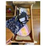 ASSORTED KITCHEN TEXTILES W/ OVEN MITTS, POT