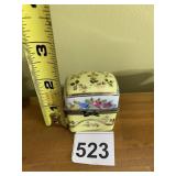 LIMOGES STYLE PORCELAIN TRINKET BOX, YELLOW W/