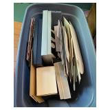 CORNERSTONE 30 GALLON PLASTIC STORAGE BIN W/